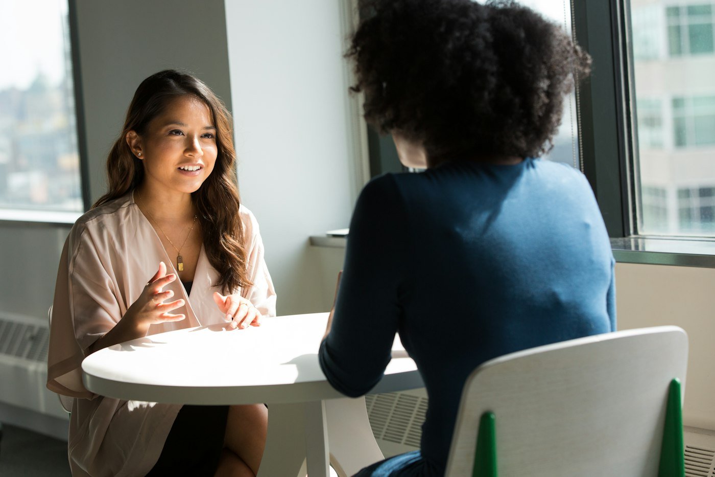 Dos mujeres sentadas conversando