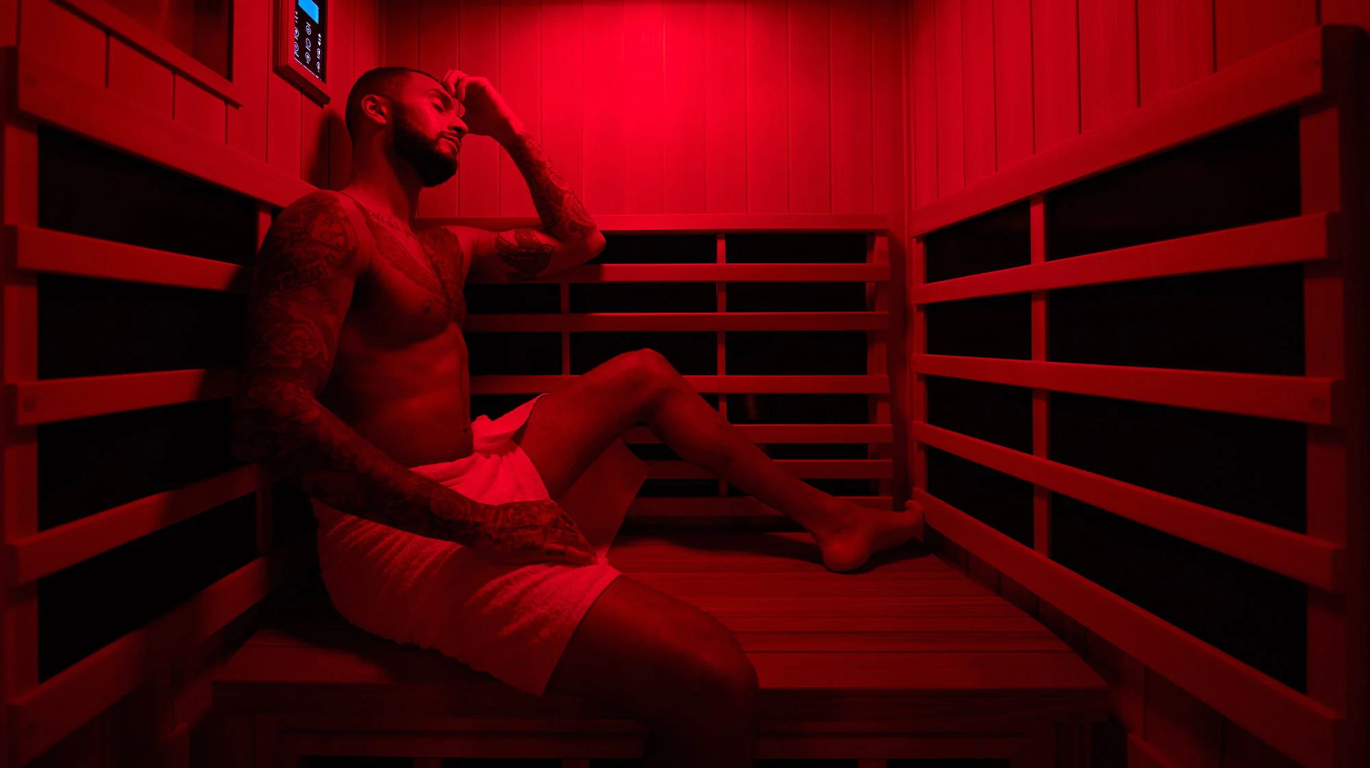 Persona relajándose en la sauna de infrarrojos con luz roja