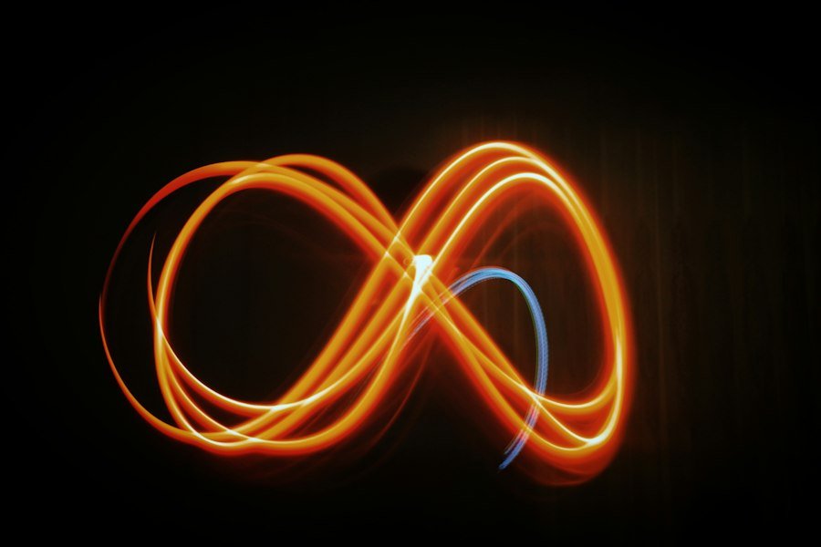 Signo de infinito dibujado con luz naranja