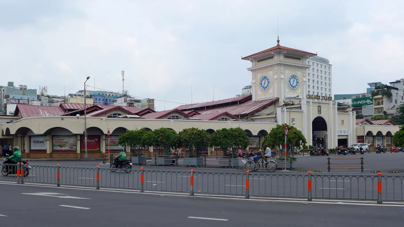 Chợ Bến Thành với tháp đồng hồ nhìn từ bên kia đường lớn ở TP.HCM