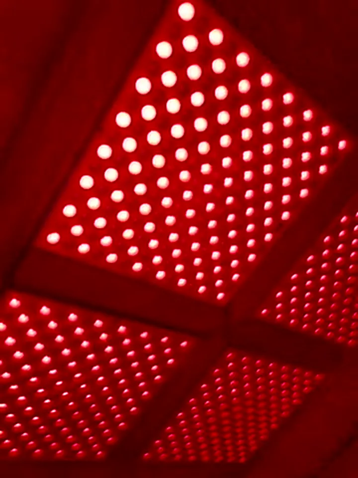 Paneles de luz LED roja en el techo de la sauna de Ōmni Space