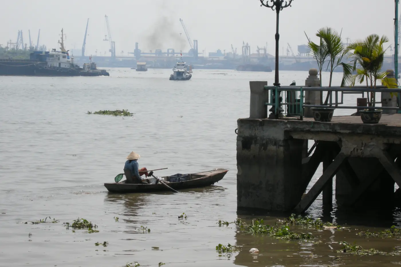La large rivière de Saïgon serpentant le long de Hô Chi Minh-Ville
