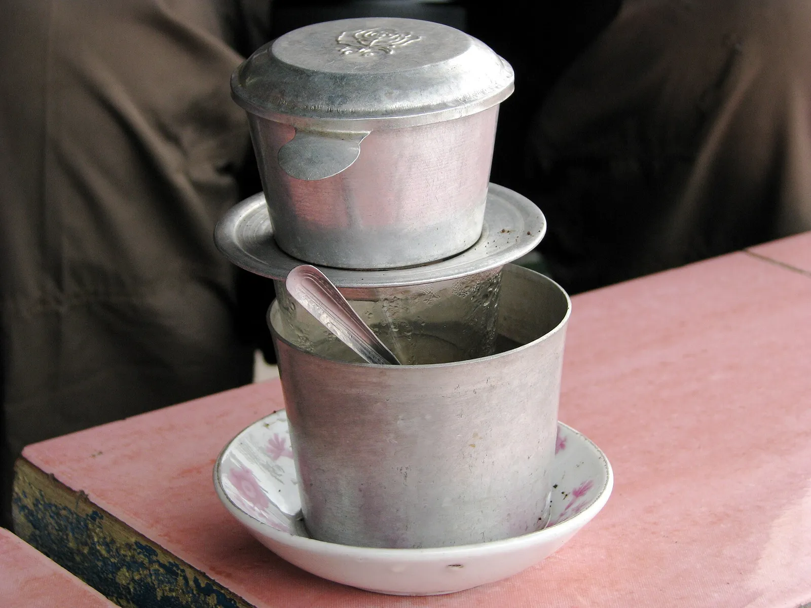 Filtro de café phin de aluminio sobre una taza