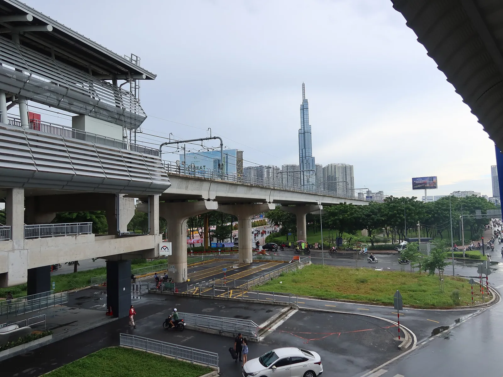 Estación elevada de metro de Thảo Điền con el Landmark 81 a lo lejos