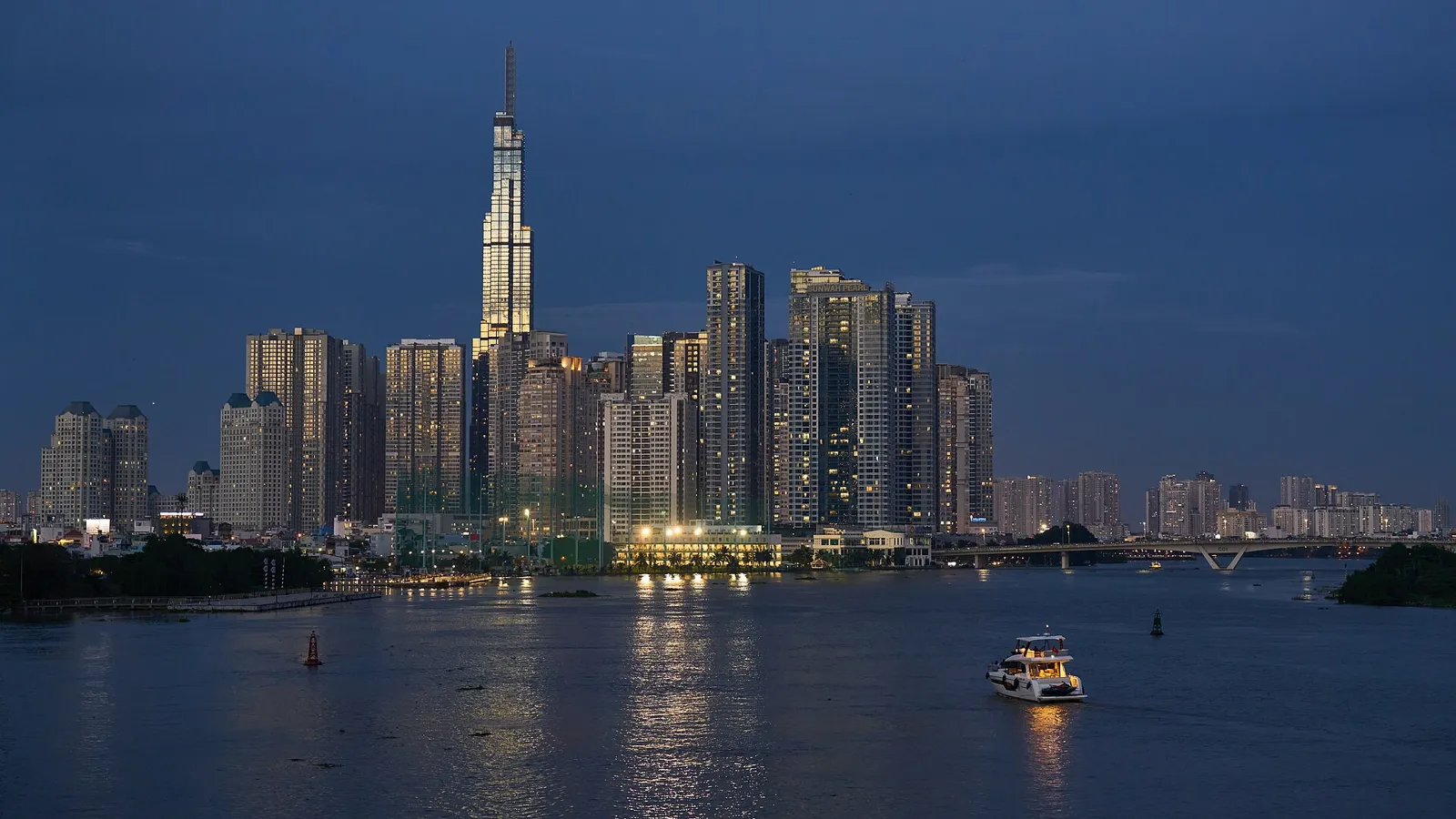 Skyline de Ciudad Ho Chi Minh con el Landmark 81 reflejado en el río Saigón al anochecer