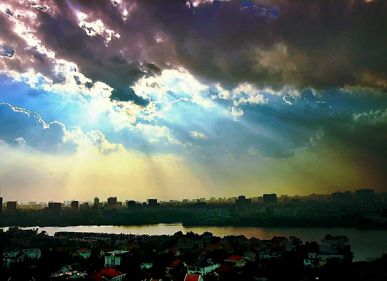 Rayos de sol atravesando las nubes sobre el río Saigón