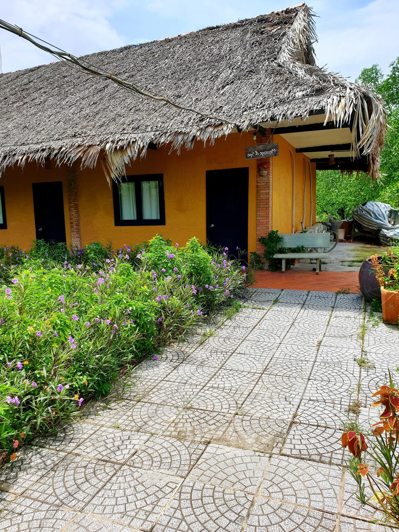 Une petite cabane de bain de vapeur au toit de chaume dans un complexe à Cái Bè, dans le delta du Mékong au Vietnam